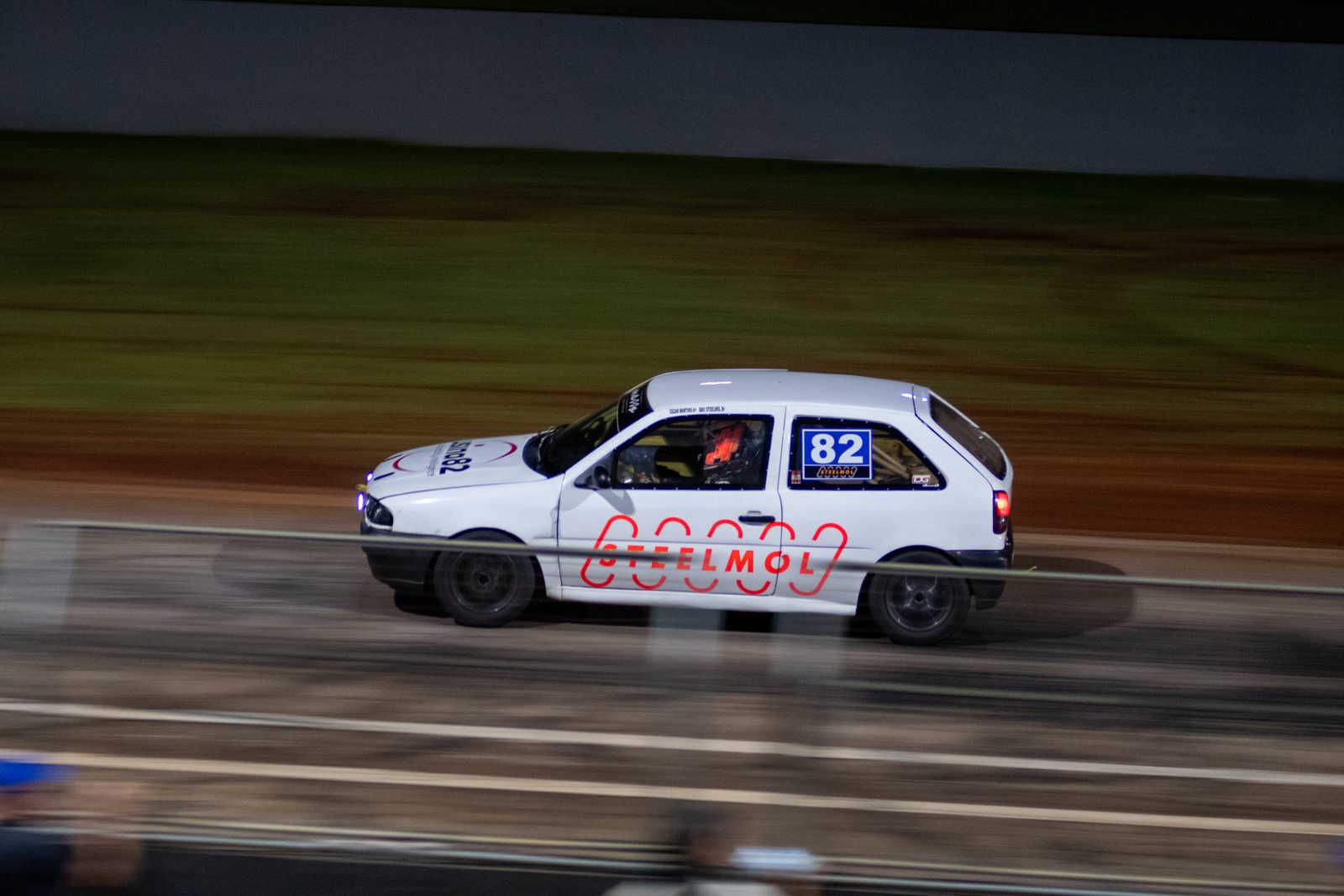 Disputa lado a lado a 200 km/h