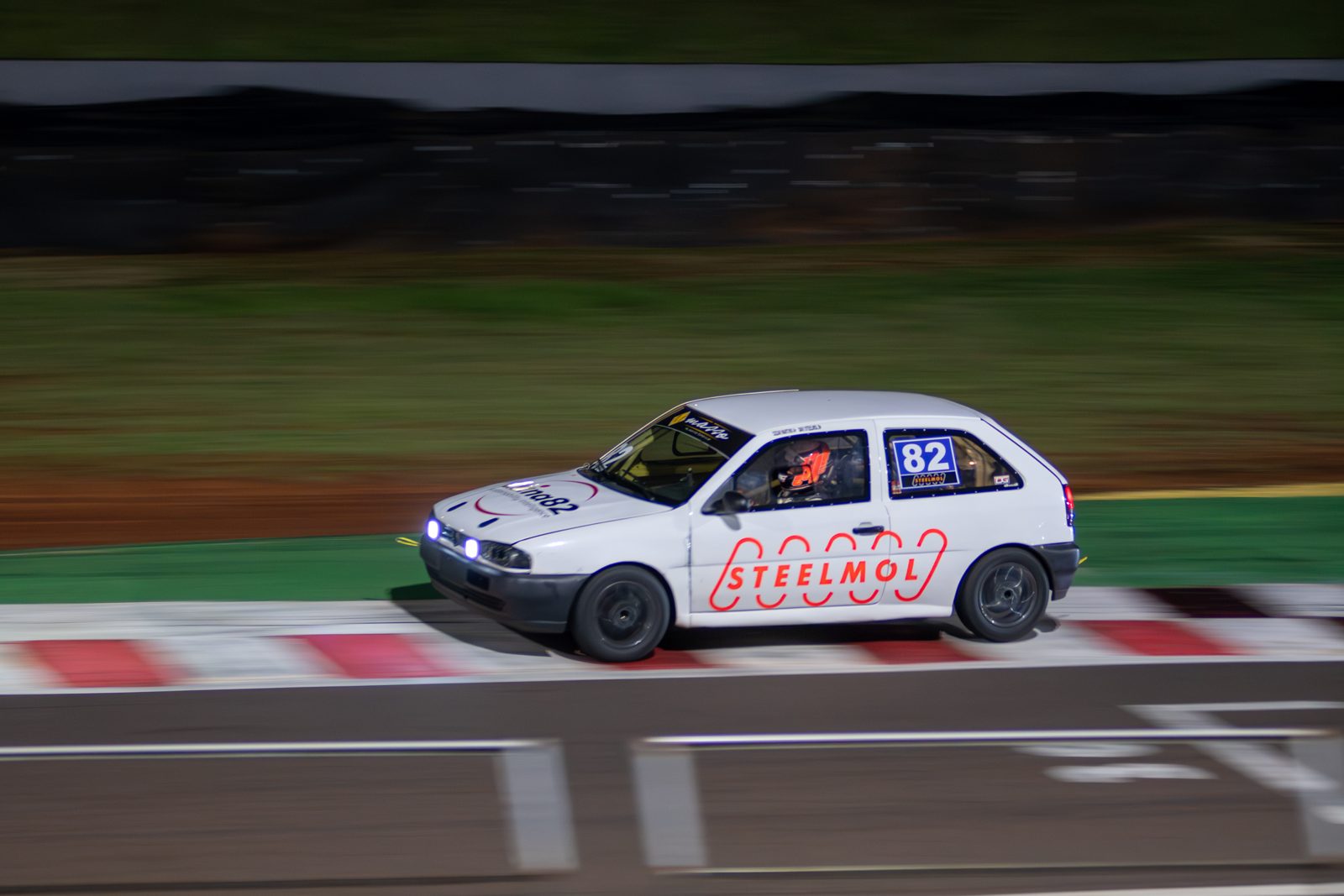 Carro #82 rasgando a noite
